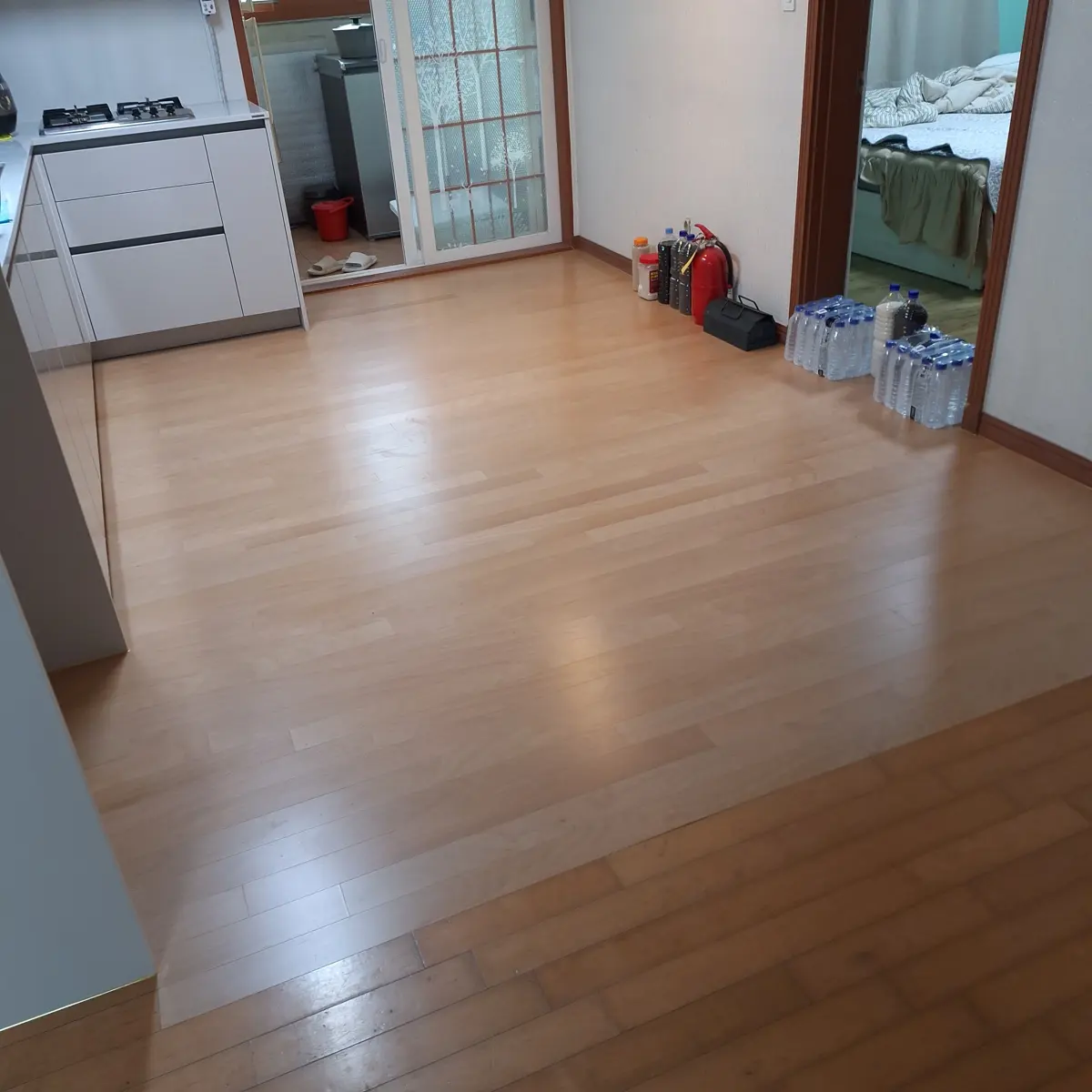 싱크대 앞 마루 교체를 마친 주방 바닥
