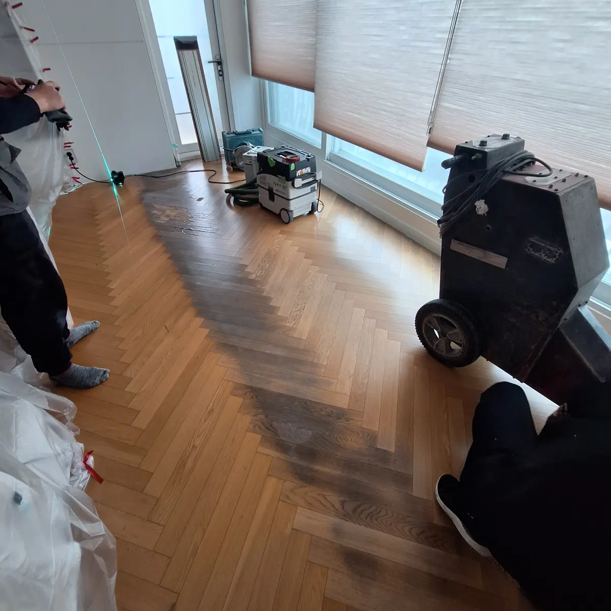 거실 확장부 헤링본 마루 부분 철거 작업 현장